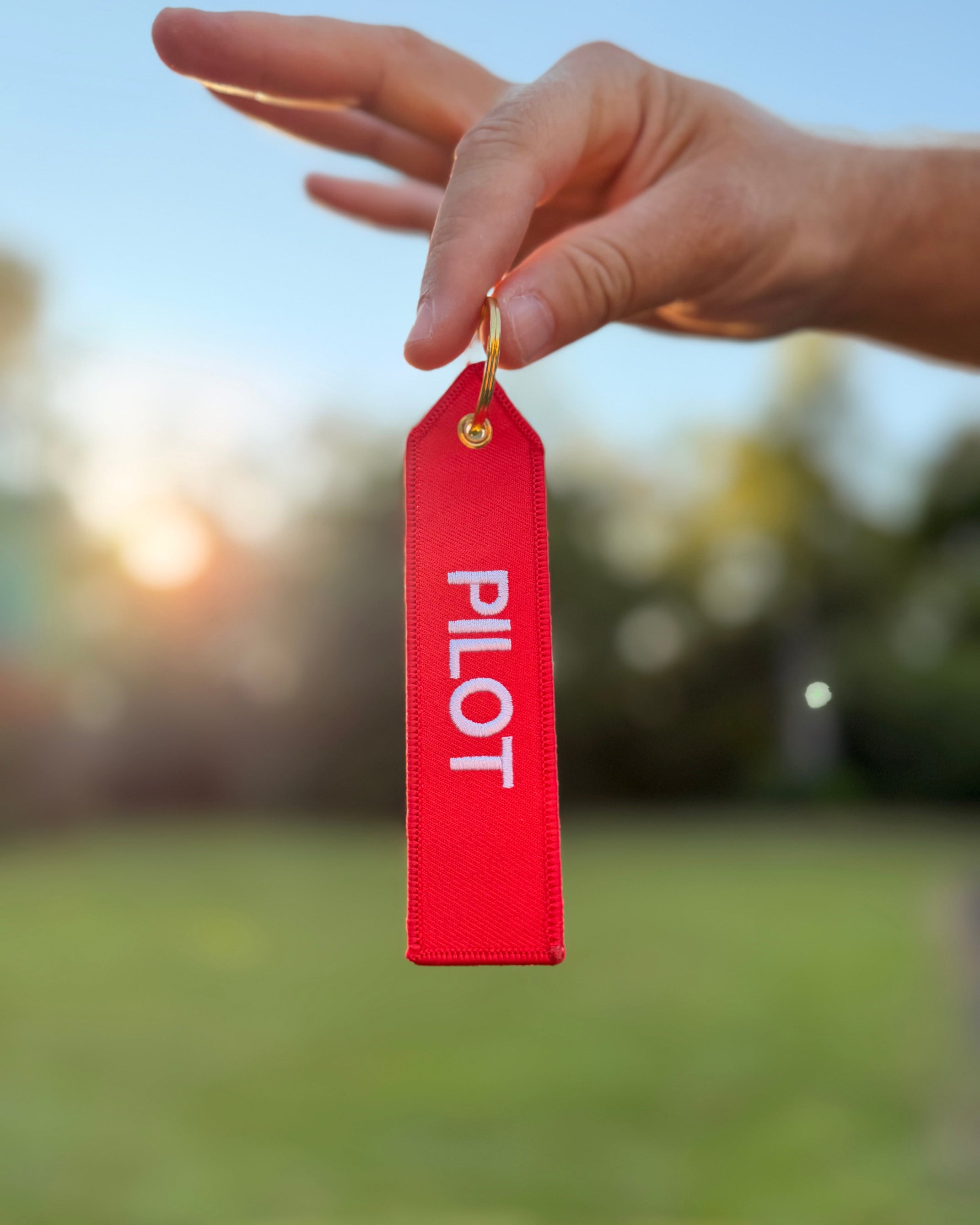 Roter "Pilot" Schlüsselanhänger in der Hand