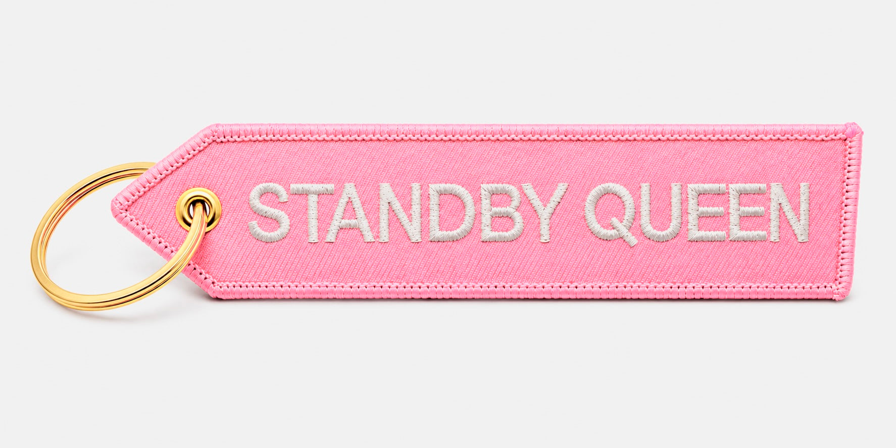 Bestickter rosa Schlüsselanhänger „Standby Queen“ mit goldenem Ring als Produktfoto