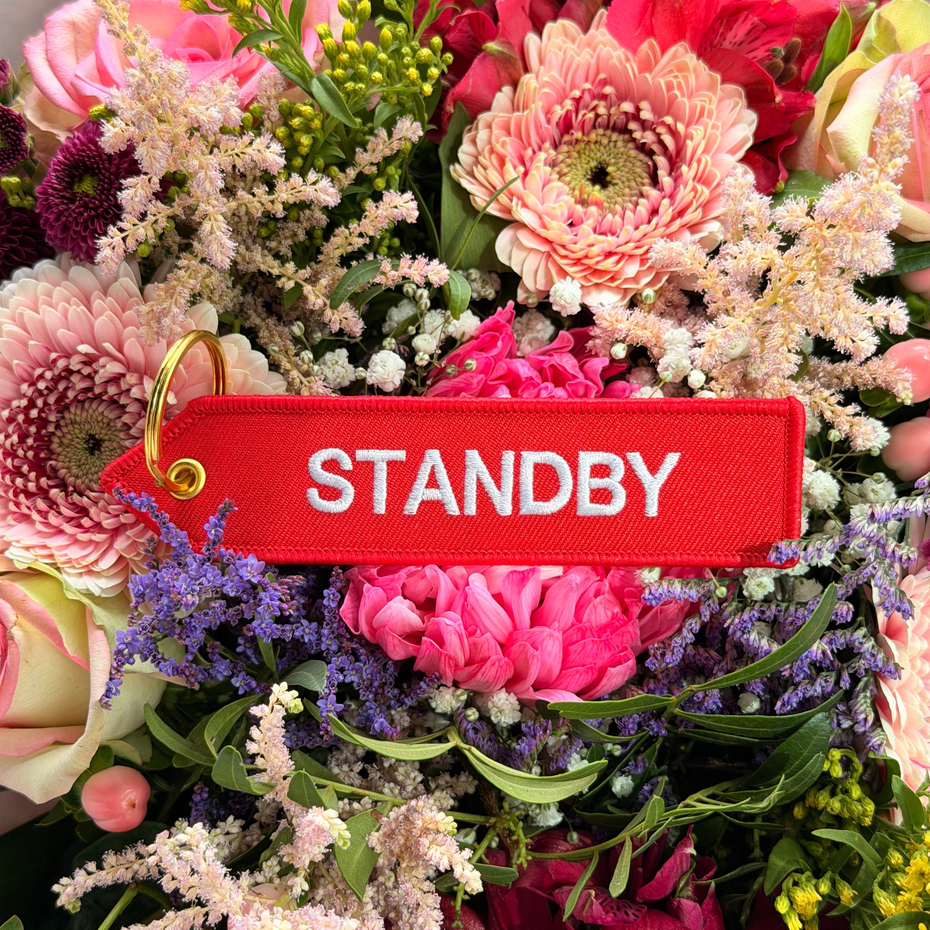 Roter Schlüsselanhänger "Standby" mit goldenem Ring