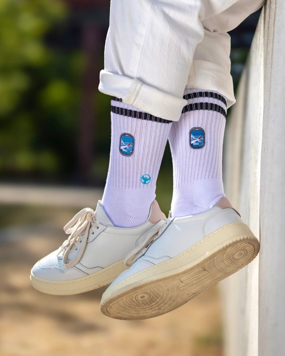 Gestickte Socken mit Flugzeugfenster von Jumpseat an einem Model
