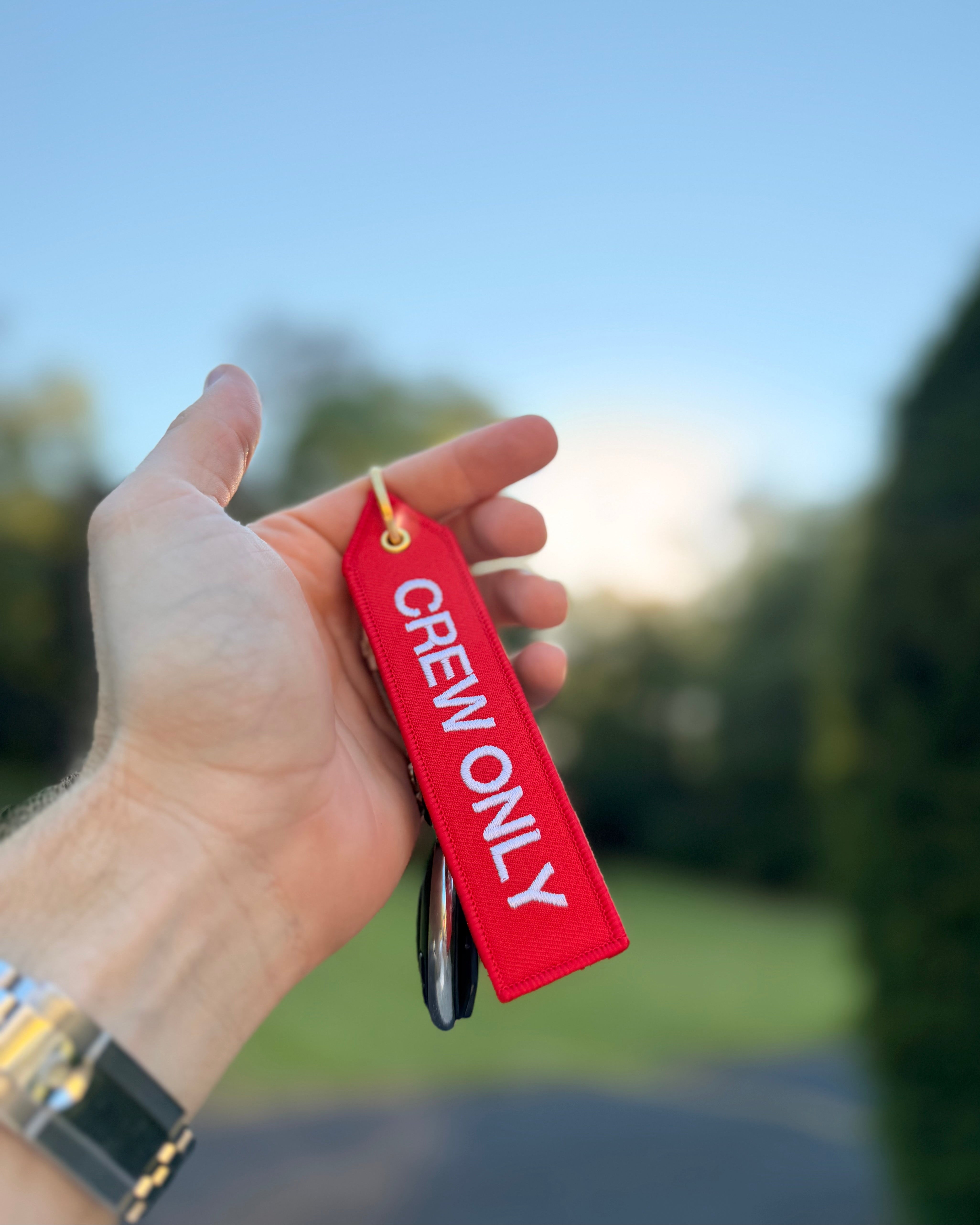 Roter "Crew Only" Schlüsselanhänger mit goldenem Ring für Piloten und Flugbegleiter